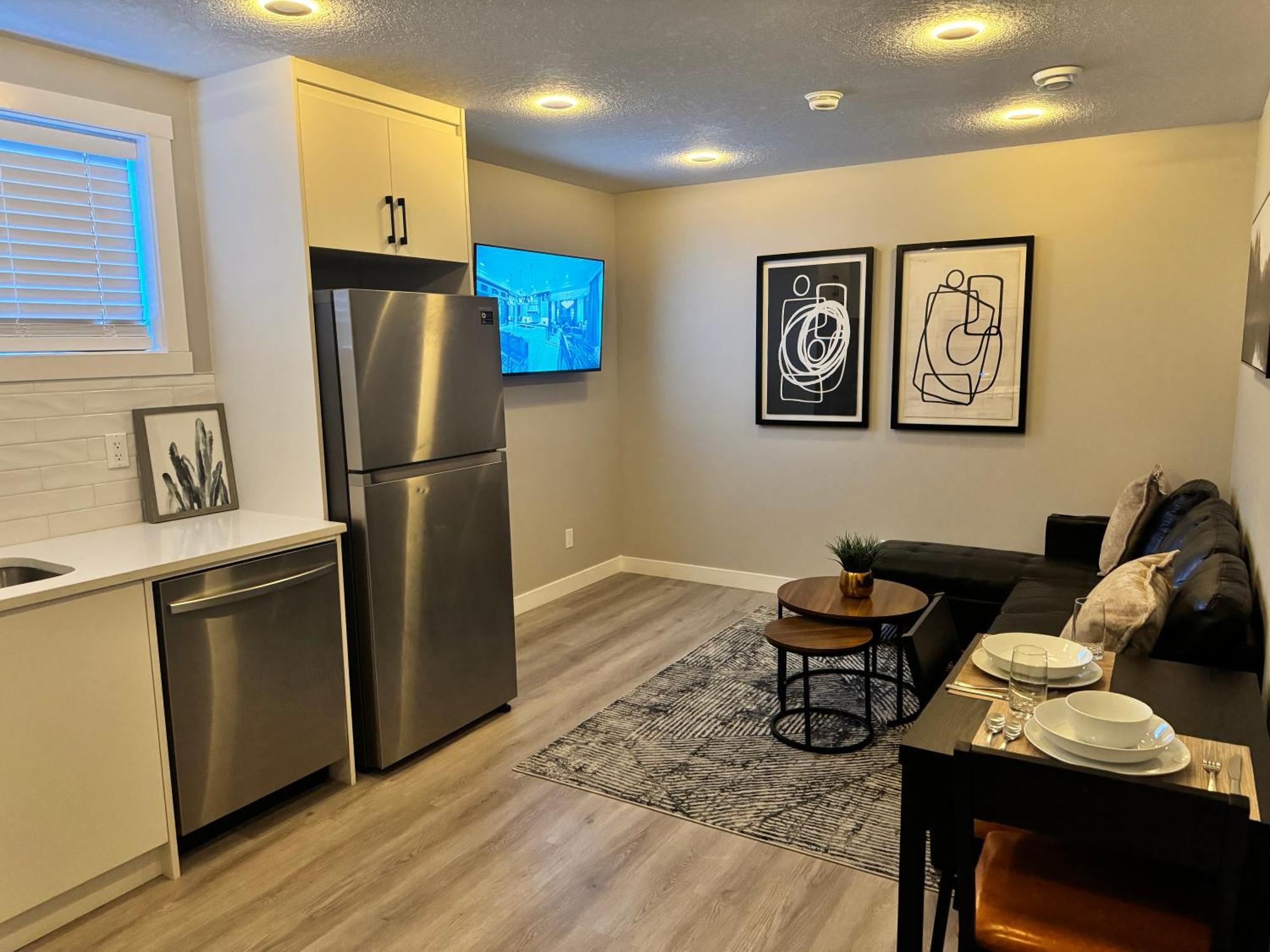 Apartment Private Modern Retreat In The Nw Calgary